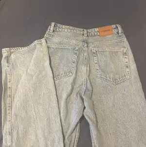 Säljer ett par oanvända weekday rowe jeans, W 26 L 32, jätte bra kvalitet :)