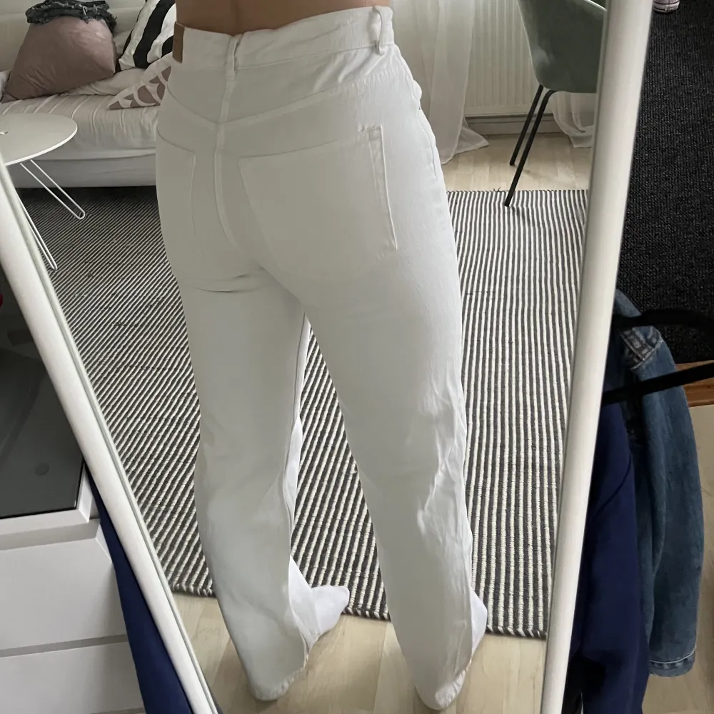 Supersnygga vita jeans från Gina Tricot. Säljer då dom är lite försmå för mig. Använde ett par gånger men inga fläckar, inga slitningar, väldigt bra skick⭐️⭐️. Jeans & Byxor.