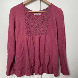 Tröja - Säljer denna tröja då jag inte längre använder den och det är inte längre min stil!