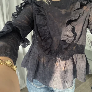 Spetsblus - Så snygg spetsblus!!💕 Storlek 40 men sitter asbra på mig som brukar ha S/M eller 36!💕Köparen står för frakten