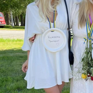 Chiquelle klänning  - Jättefin vit klänning från chiquelle som bara är använd en gång.💕