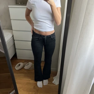 Jeans - Säljer ett par svarta lågmidjade jeans ifrån zara, bootcut🩷storlek 34