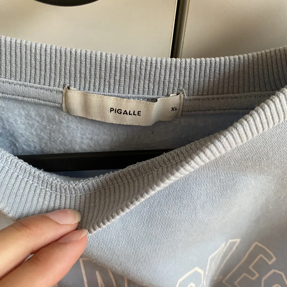 En ljusblå sweatshirt med tryck på framsidan. Använd ett fåtal gånger så den är som ny! Liten i storleken, brukar ha M/L i hoodien (gillar dom lite större) och denna är i XL. . Hoodies.