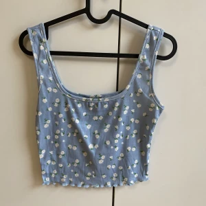 Blommigt Linne - Ett blått lite blommigt linne i storlek S. Oanvänd så i toppskick