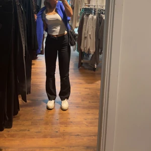 BikBok kostymbyxa - Jag säljer mina svarta kostymbyxor från bikbok pga att de ej längre passar! Pris går att disskutera