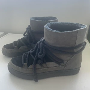 Inuikii skor - Superfina vinterskor från inuikii❤️I superbra skick och sparsamt använda❤️Pris kan diskuteras vid snabb affär❤️Kan byta mot svarta i storlek 38❤️INTE SÅLDA!!! Finns en annan annons uppe 