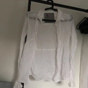 Linne skjorta 💋 - En linne skjorta köpt från en loppis den är nytvättad och aldrig använd av mig själv. Vet inte exakta strl men skulle säga xs-s. Mitt pris är 39kr+frakt💓