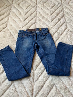 Low waist jeans  -  säljer nu de här low waist jeansen 💕 det sitter tajt vid låren och blir lösa vid smalbenen💕