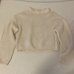 Vit stickad tröja - Vit stickad tröja som är i nyskick och har används bara några få gånger. Säljer eftersom den inte används 