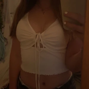 Vit knyt topp - Jätte söt vit topp den är kortärmad man ser inte riktigt på bilden o om man knyter en rosett på där framme! Aldrig använd💖