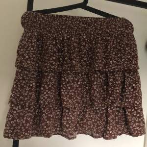 Super fin brunblommig volang kjol i strl xs/s, köpt från Lindex. Mitt pris är 50 kr + frakt💗