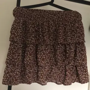 Super fin brunblommig volang kjol i strl xs/s, köpt från Lindex. Mitt pris är 50 kr + frakt💗