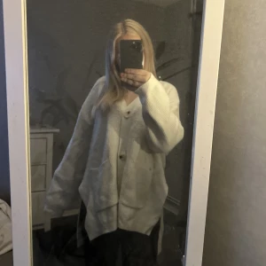 Stickad kofta - Super mysig. Tar tyvärr ej returer. Köparen står för frakt, står inte för postens slarv. Priset går att diskutera.