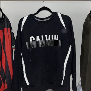 Calvin Klein tröja  - Säljer min Calvin Klein tröja pga att den ej kommer till användning längre…