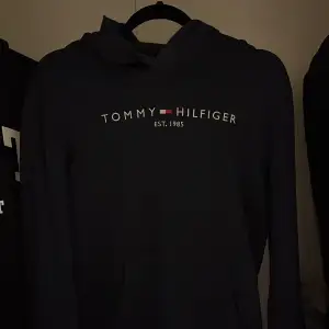 Säljer min Tommy hilfiger tröja som ja inte använder längre då jag vuxit ur den..