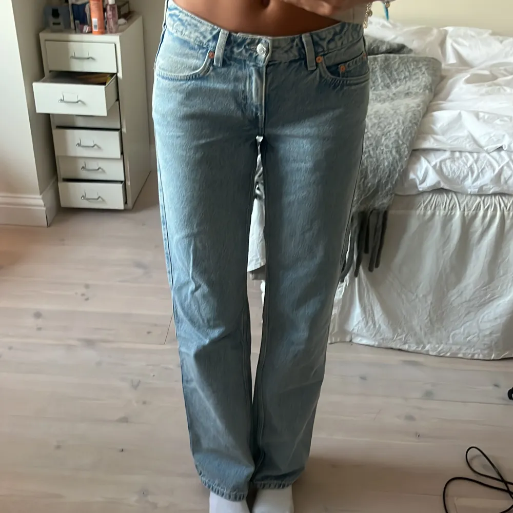 Säljer mina Weekday jeans. Använt fåtal gånger och har därför inga skador. De är i modellen Arrow och i storlek W 26 L 32. Jag är 173 och bär i vanliga fal storlek 34/36💕. Jeans & Byxor.