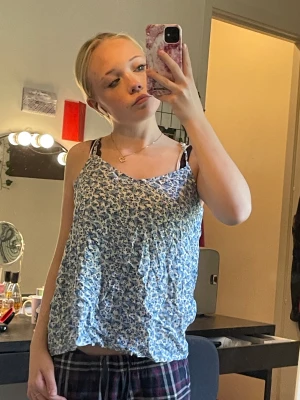 Blommig blus - En fin blommig blus från hm, knappt använd. Inga hål eller fläckar. ! Tryck på köp nu eller kontakta mig vid frågor/ sammfrakt 💗 