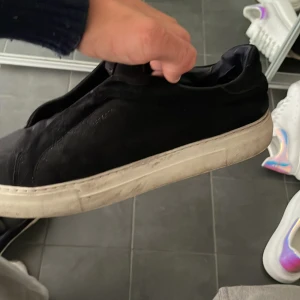 Arigato skor - Säljer ett par arigatos i ett välanvänt skick.  Nypris:2000kr Mitt pris:500kr Cond:6/10