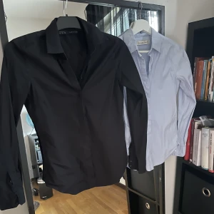 Skjortor  - Skjortor köpta från sellpy. Säljer båda för 60kr! Är som nyskick, har inga defekter. Läs bio för info☝️Kontakta mig privat för frågor💗