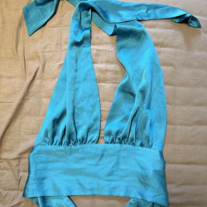 Blå topp - Blå topp från gina tricot i storlek M som man knyter i nacken och ryggen🩵