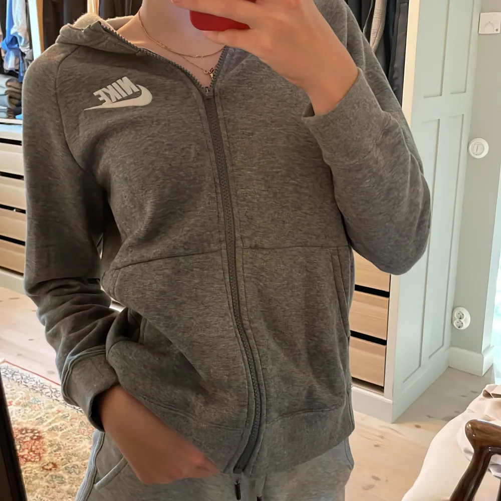 En hoodie ifrån Nike med  dragkedja. Har bara använt en gång pågrund av att den är lite för liten för mig. Pris kan diskuteras. . Hoodies.