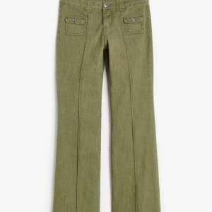 Snygga populära gröna jeans från H&M köparen står för frakten!💗