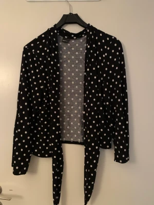 Svart prickig tröja  - Storlek L köptes för länge sedan men bra skick 