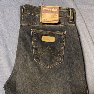 Wrangler Tina Bootcut High waist  - Helt ny jeans med prislappen kvar. Ett par i storleken W31/L32 och färgen ”Calm ocean”