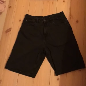 Baggy shorts - Säljer ett par shorts som har använts ett fåtal gånger så är i 9/10 skick
