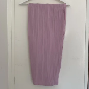 Lila tjol - Lila tjol från plt. Den är lång ner till smalbenen. Har även en slitt där back. Toppen till den finns på min sida.