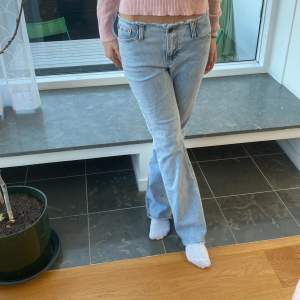 Jätte snygga lågmidjade jeans! Midjemåttet är 37cm tvärsöver och inerbens längden är 77cm 