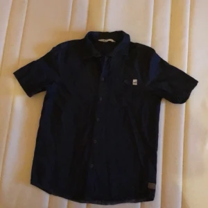 Bomullsskjorta  - Säljer min sommar skjorta för ett billigt pris som är 7/10 i skick