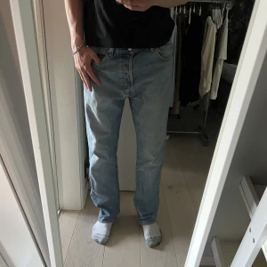 Levi’s 501 Jeans - Säljer mina 501or för att dom är för stora. I topp skick förutom ett litet märke bak på som knappt syns. Strl W34 L32 . Hör av er vid förändringar 😄