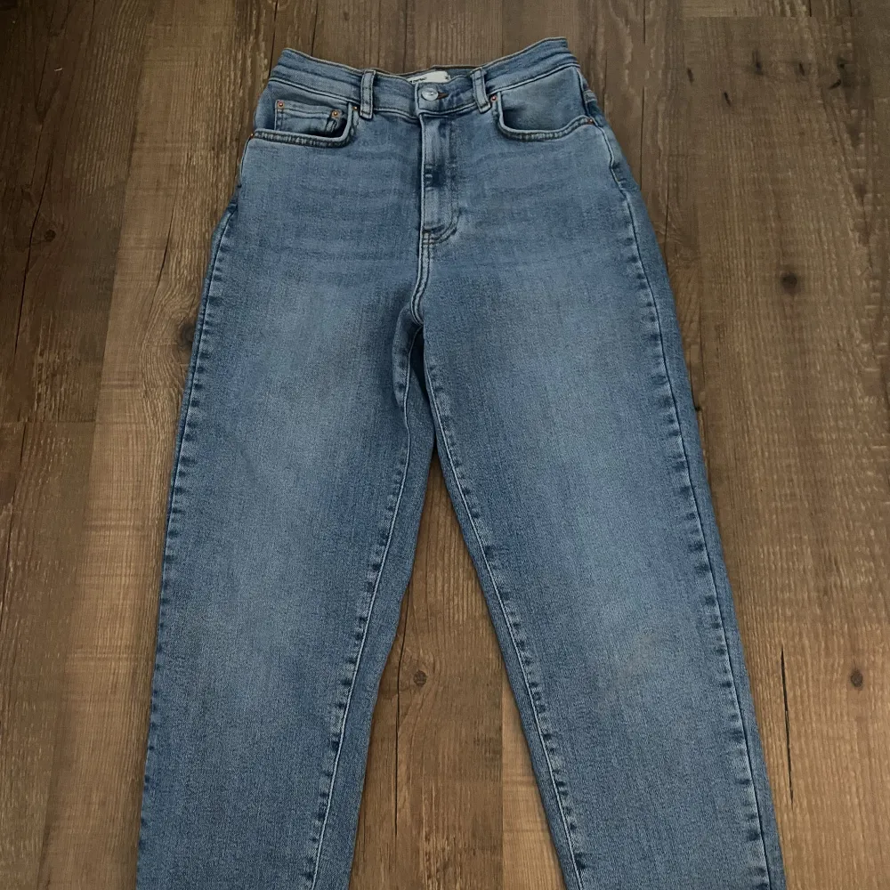 Jeans från Gina tricot  Stretchiga Knappt använda Ljusblåa jeans Storlek 36 Skulle säga att det är momjeans. Jeans & Byxor.