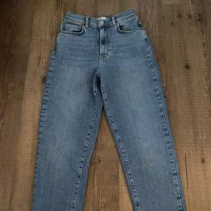 Jeans från Gina tricot  Stretchiga Knappt använda Ljusblåa jeans Storlek 36 Skulle säga att det är momjeans