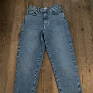 Jeans från Gina tricot  Stretchiga Knappt använda Ljusblåa jeans Storlek 36 Skulle säga att det är momjeans