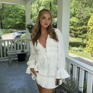 Vit klänning NA-KD xMoaMattsson - Superfin vit klänning som jag beställde hem i två storlekar. Då den ena storleken passade perfekt så säljer jag nu den i storlek 36. Den är inte öppnad ur plasten, alltså inte ens testad. 💕💕💕