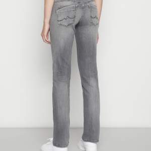 Ett par gråa jättefina pepe jeans. De är uppsnittade längst ner på sidan som man kan se på bild 3! Nypris 1000kr