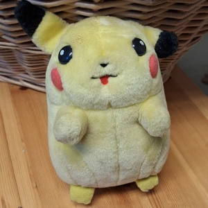 Pikachu pokemon - Den ska kunna prata: pikkaaa osv. Samt röra på öronen. 😊 för mer info skicka pm. Pris är diskuterbart vid snabb affär! 💖
