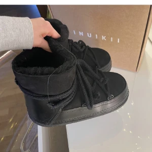 Inuikii liknande skor - Säljer mina ikki skor, nypris 1399. dem är supervarma och snygga! Jag kan skicka fler bilder vid intresse❤️
