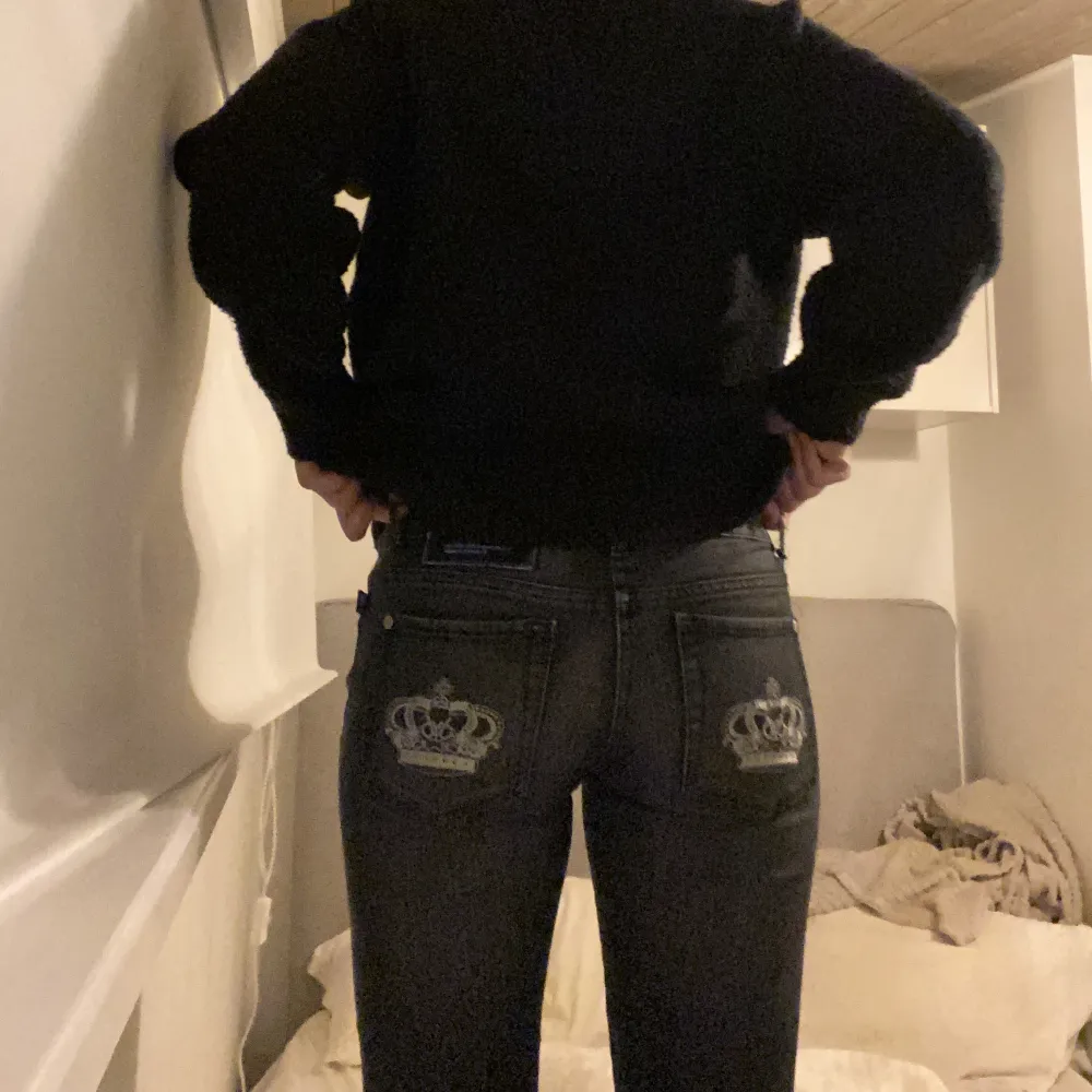 Skitsnygga raka Victoria Beckham jeans som är gråa i färgen. Jag är 173 å dem går ända ner till marken för mig. Passar mig som har storlek 38/40💗💗 kan gå ner i pris med snabb affär. Jeans & Byxor.