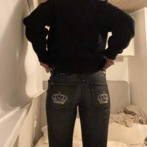 Skitsnygga raka Victoria Beckham jeans som är gråa i färgen. Jag är 173 å dem går ända ner till marken för mig. Passar mig som har storlek 38/40💗💗 kan gå ner i pris med snabb affär