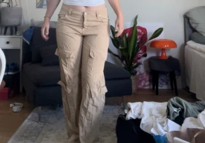 Beiga Lågmidjade cargo pants - Nästan helt oanvända cargopant i fint skick. Jag är 167 och de är lite lång på mig. Passar M. 