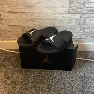 Jordan tofflor - Jordan tofflor som jag säljer för att jag växt ur dom dom är andvända en sommar bra skick