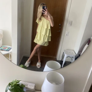 Volang klänning - Världens snyggaste klänning från zara, använd en gång🥰