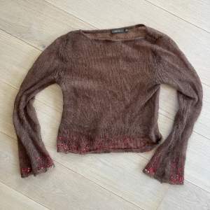 Tunn brun stickad tröja med fina röda detaljer ❤️🫶🏼kan posta och möta upp💝