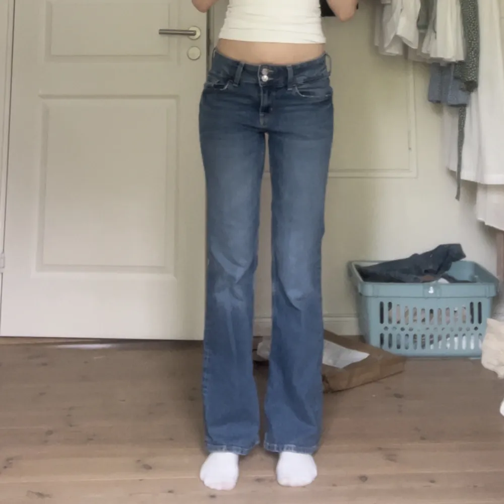 Säljer dessa lågmidjade jeans från H&M som inte verkar säljas längre. De har fickor med knappar och sitter perfekt på mig som brukar ha mellan 34-36 i jeans, dessa är 32 i längd✨✨. Jeans & Byxor.