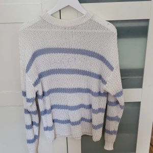 Stickad tröja  - Super fin stickad tröja. Kommer dock inte till användning. Använd 2 gånger ser helt ny ut.