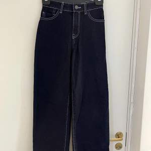Jeans från Vero Moda i en mörkblå tvätt och vita sömmar. Storleken är 24/30. Aldrig använda!⚡️