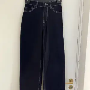 Jeans från Vero Moda i en mörkblå tvätt och vita sömmar. Storleken är 24/30. Aldrig använda!⚡️